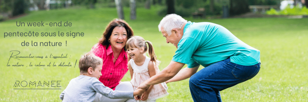 Famille jouant dans un parc verdoyant