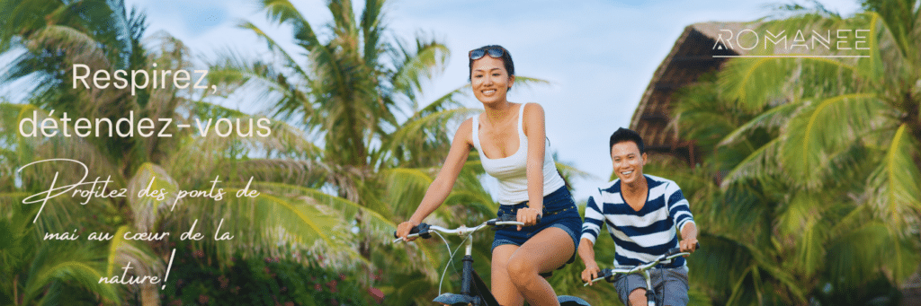 Couple faisant du vélo sous les palmiers tropicaux.