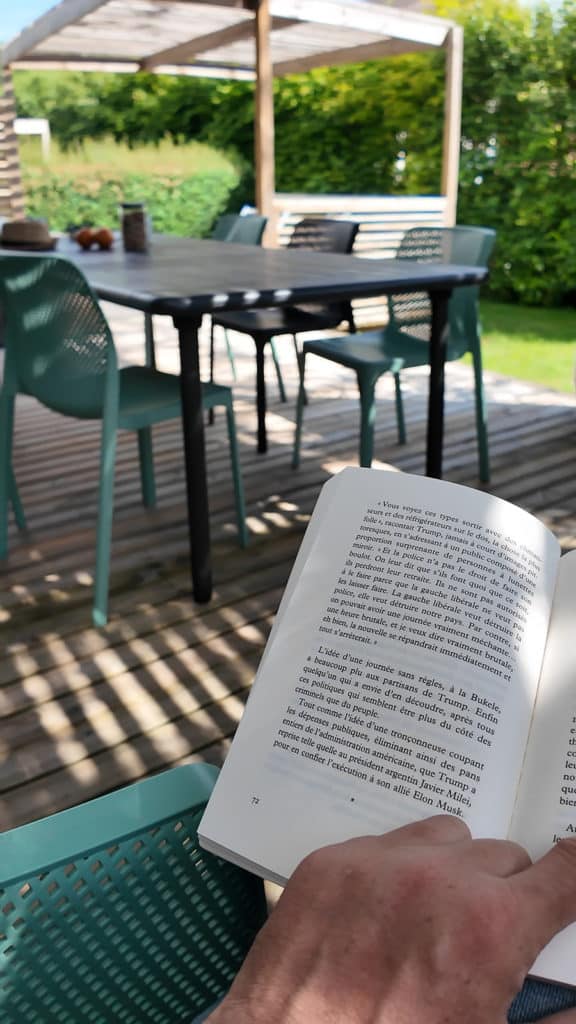 Moment de lecture sur une terrasse 